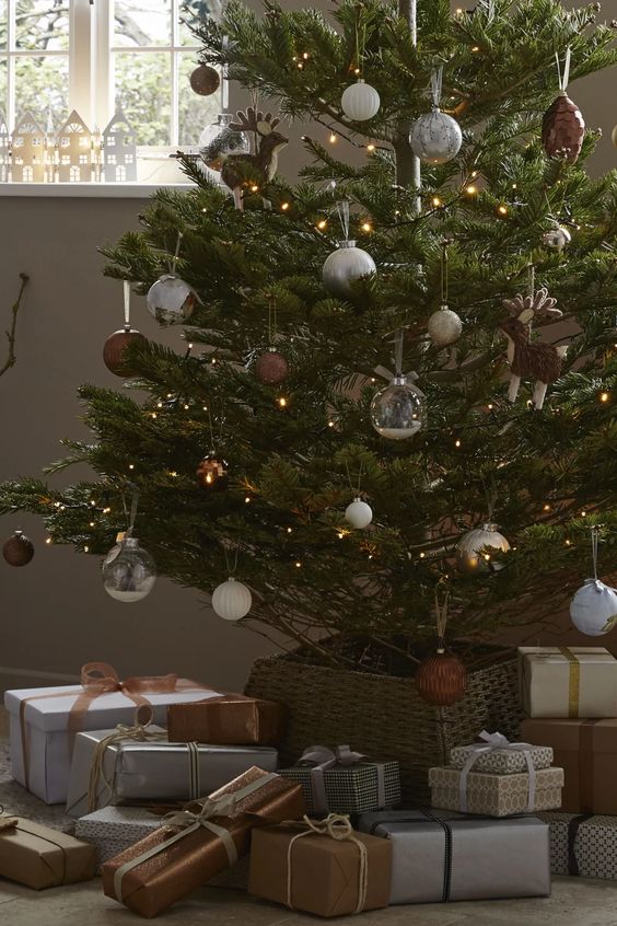 43 Elegant Brown Christmas Decor Ideas - DigsDigs