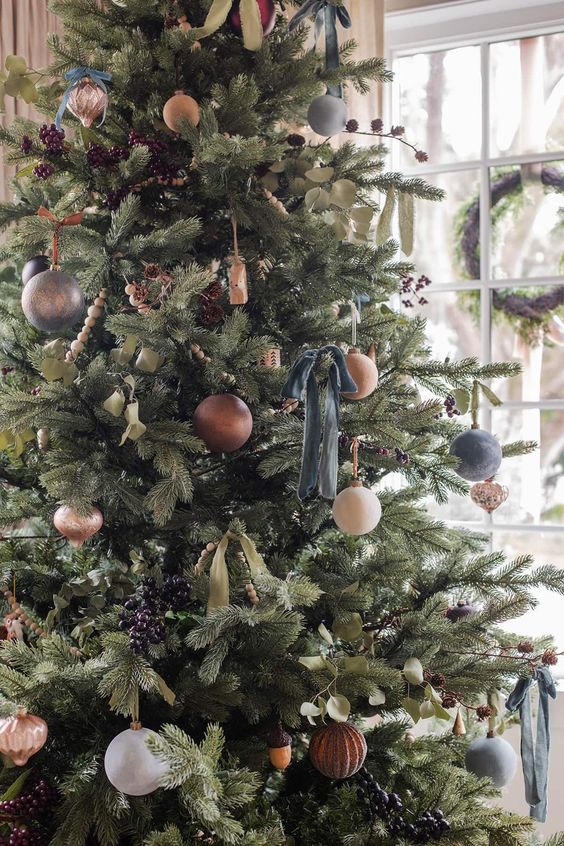 43 Elegant Brown Christmas Decor Ideas - DigsDigs