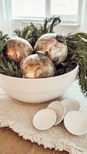 59 Lovely Christmas Bowl Decor Ideas - DigsDigs