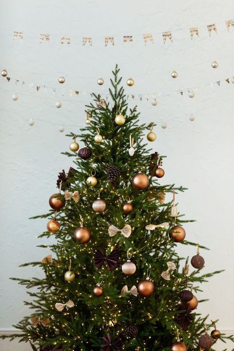 43 Elegant Brown Christmas Decor Ideas - DigsDigs