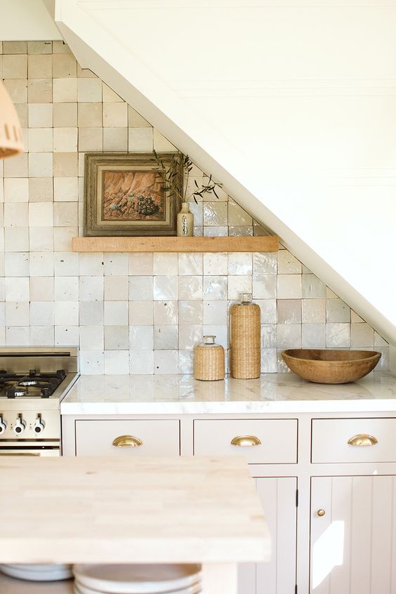 a blush kitchen with a neutral Zellige tile backsplash, a shelf with decor and a vintage-style cooker