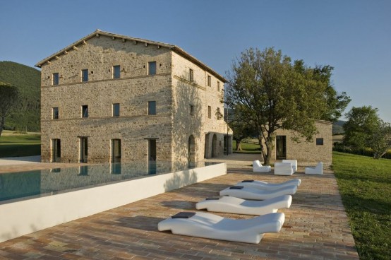 300 Years Old Italian Farm With Minimalist Interiros