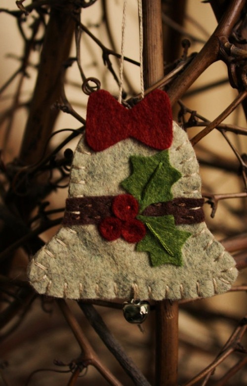 a neutral, white and green felt bell Christmas ornament is a lovely and fun idea that will fit any holiday decor