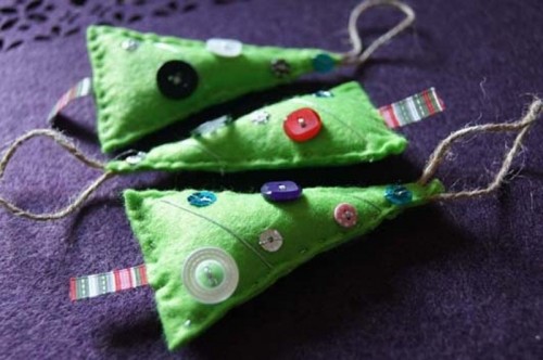 green felt Christmas tree ornaments wiht buttons are lovely for bold and cool holiday decor and making them is very easy