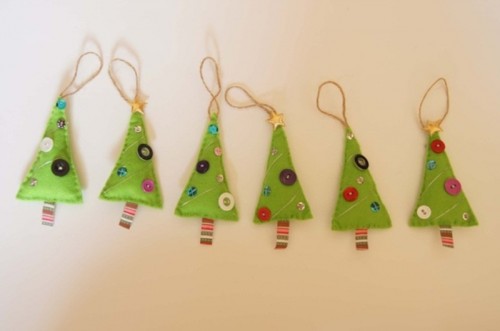 green felt Christmas ornaments with colorful buttons are great for bold Christmas decor and as ornaments