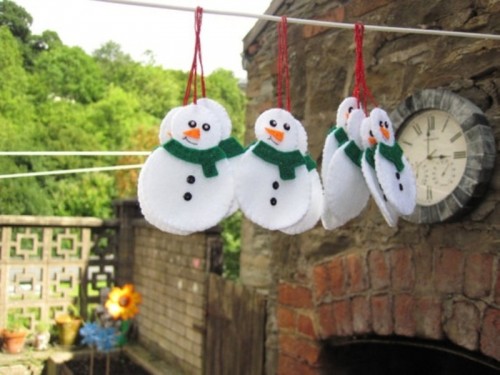 pretty and large felt snowmen ornaments can be used not only for Christmas trees but also for home and outdoor decor