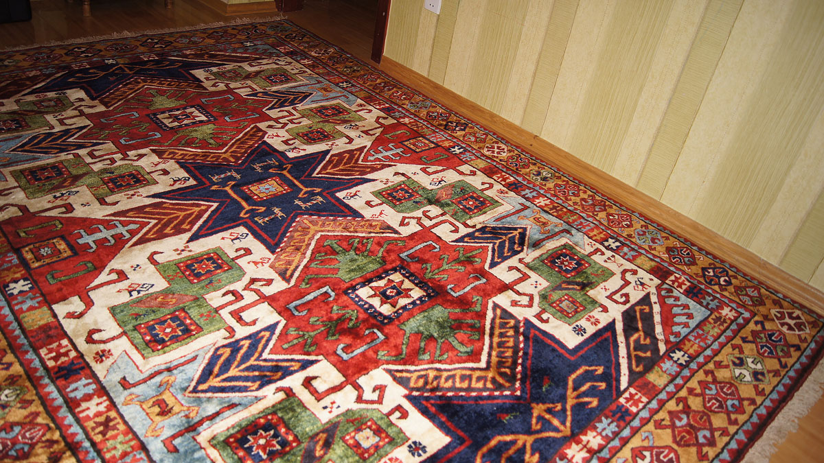 Azerbaijani Rugs Bring Some Uniqueness To Your Interior DigsDigs