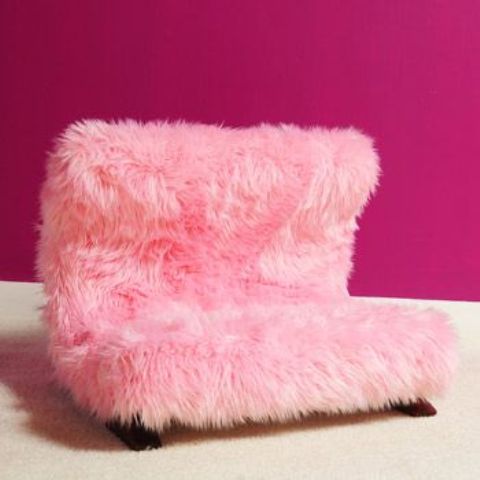 a pink faux fur loveseat like this one is a lovely and romantic idea for the fall and winter and for glam interiors
