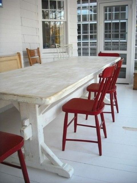 a whitewashed dining table and mismatching chairs will be amazing for a very relaxed and laid back outdoor dining space