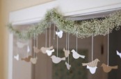 a baby’s breath garland with little birds is a cool Christmas decoration, it looks chic and eye-catching