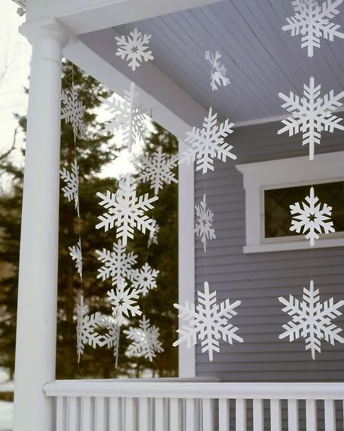 vertical snowflake garlands are great to hang them anywhere, outdoors and indoors, they look lovely cool and chic