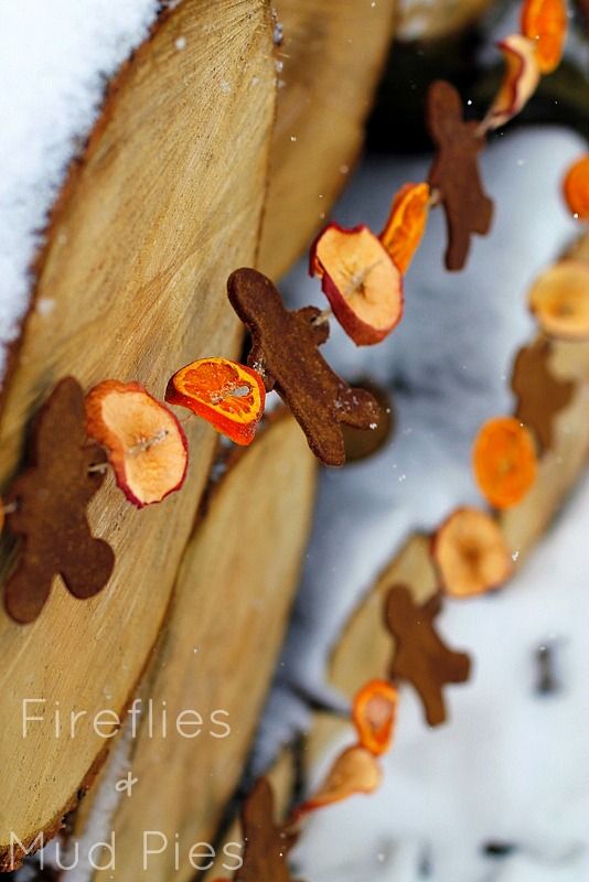 a fun and cute Christmas garland of apple and citrus slice and gingerbread men is a cool and chic solution for the holidays