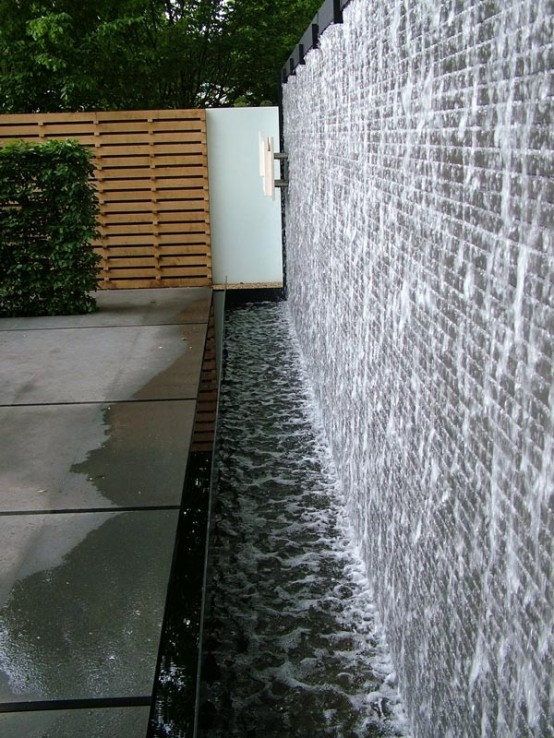 49 Amazing Outdoor Water Walls For Your Backyard - DigsDigs
