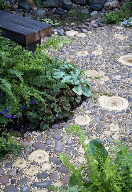 such a decorative pebble and amonite path with sand is a great option for a beach garden
