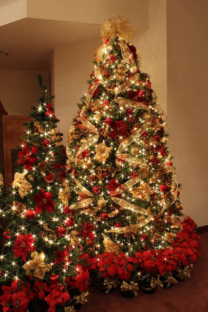 42 Amazing Red And Gold Christmas Décor Ideas - DigsDigs