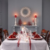 red and white is the most popular color scheme for a Christmas table