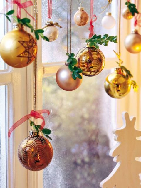 70 Awesome Christmas Window Décor Ideas - DigsDigs