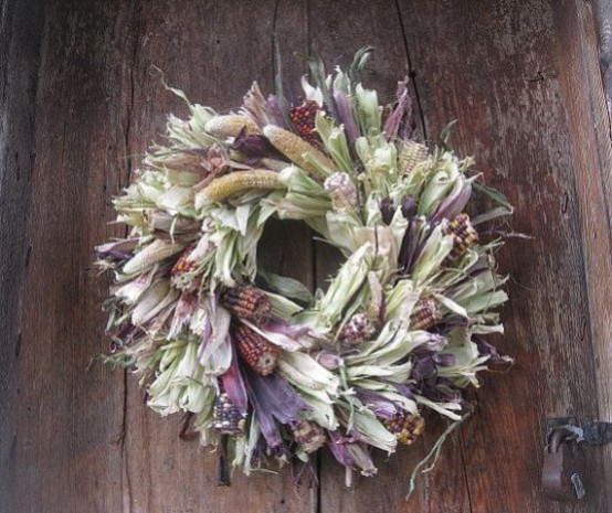 a naturally-colored corn cob and husk wreath is a very simple rustic decoration to rock this fall