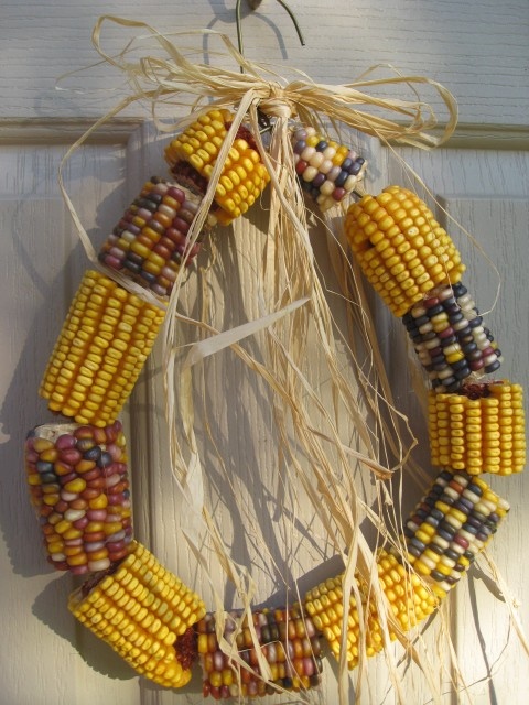 a simple rustic wreath amde of corn cob pieces and a bit of hay is a cool rustic decoration that you cna make last minute