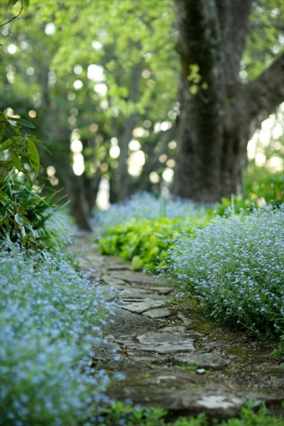 a rough and relaxed garden pathway is amazing for creating a light and natural feeling in your garden