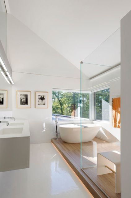 a plywood platform with a tub and a shower to highlight this zone and divide it from the sink space