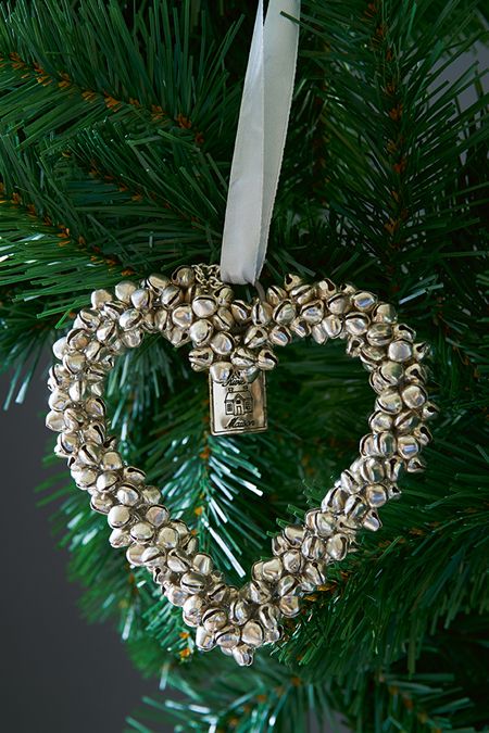 75 Ideas To Use Jingle Bells In Christmas Décor - DigsDigs