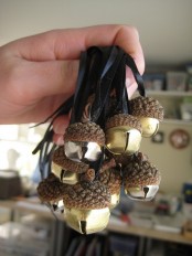 Christmas bells styled as acorns are a lovely mix of fall and winter with a natural feel, you can easily DIY some