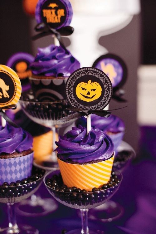 lovely purple swirl cupcakes with pumpkin toppers are amazing for a Halloween party, it's a very cool and fresh idea