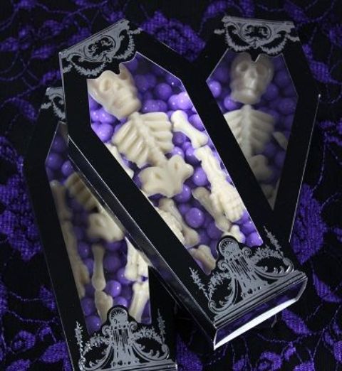 coffins with purple candies and chocolate skeletons are amazing to give to your guests for Halloween