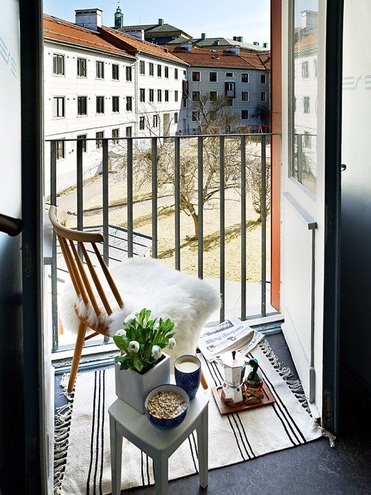 just a bit of white blooms in a pot will make your balcony feel spring-like and fresher