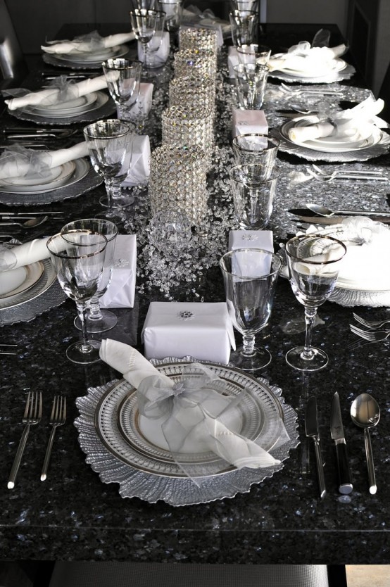 64 Beautiful And Sparkling New Year Tablescapes - DigsDigs