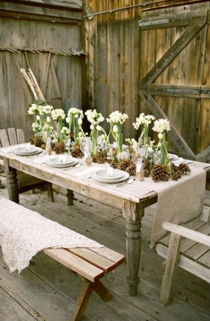 18 Beautiful Outdoor Christmas Table Settings - DigsDigs