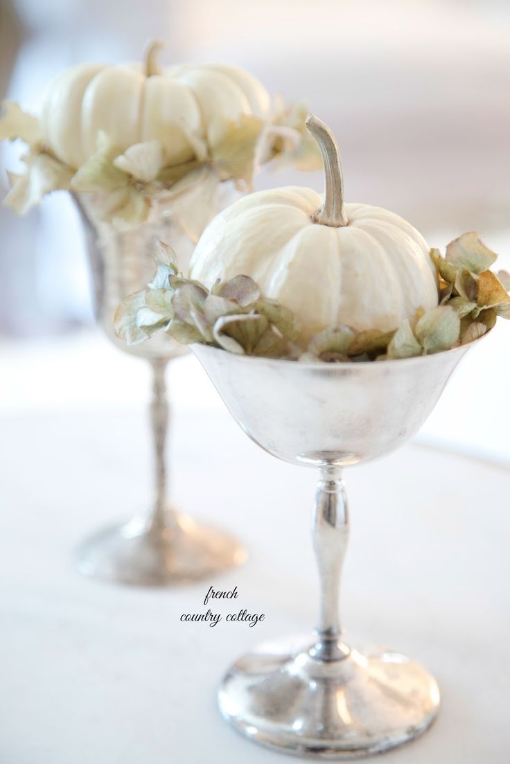 silver bowls with dried hydrangeas and little white pumpkins will give a refined and chic touch to your Thanksgiving decor