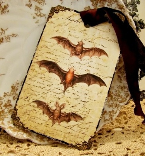 a refined vintage bat Halloween card or invitation to a party is a very chic and stylish idea to go for