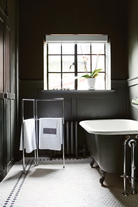 Hexagonal mosaic tails isn't a standard choice for bathroom flooring but its beautiful one for sure.
