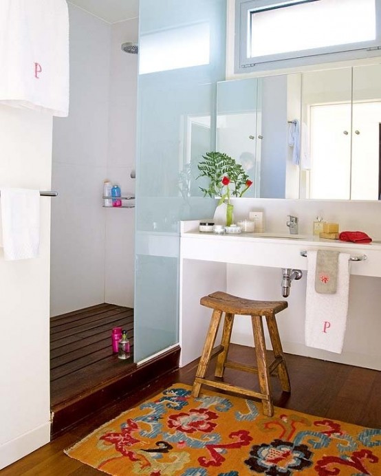 a contemporary bathroom in blue and white plus a colorful boho rug as an accent