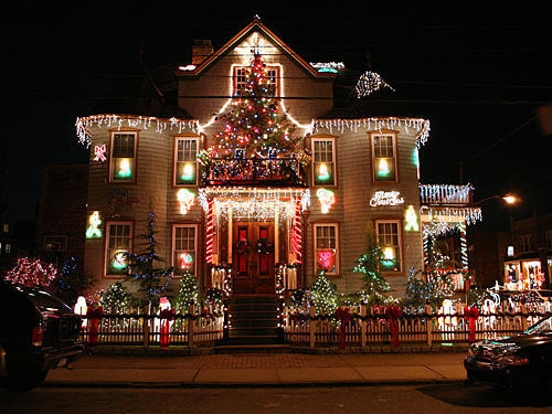 Top 10 Biggest Outdoor Christmas Lights House Decorations - DigsDigs