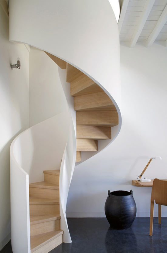 Chateaux De La Resle Antique Castle With Colorful Interiors