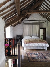 chic-bedroom-designs-with-exposed-wooden-beams-27