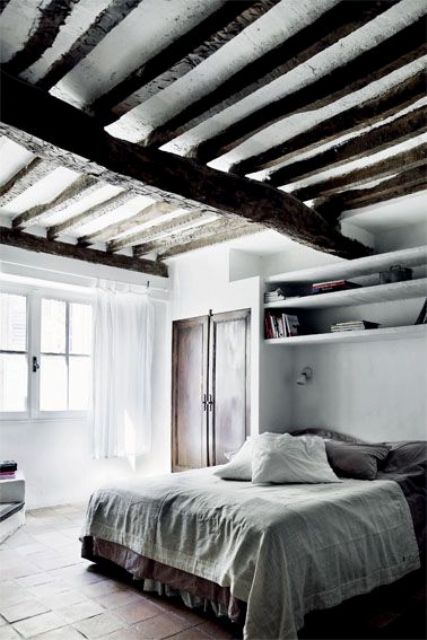 Chic Bedroom Designs With Exposed Wooden Beams