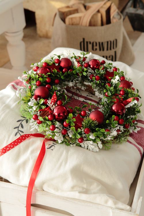 35 Christmas Décor Ideas In Traditional Red And Green - DigsDigs