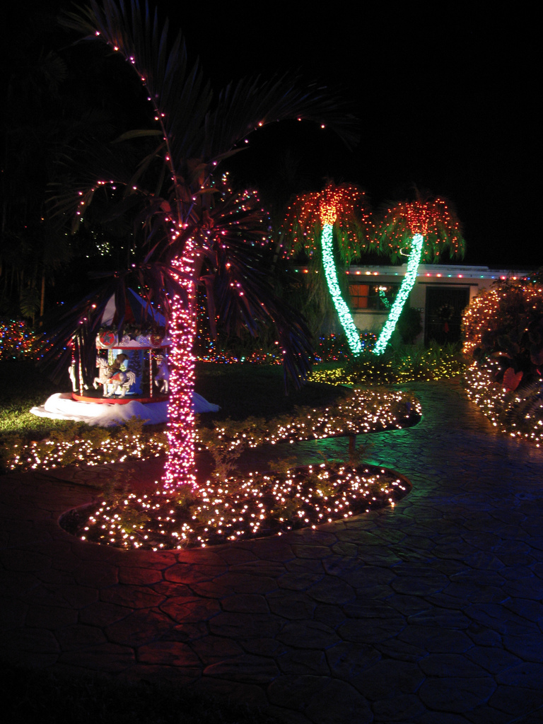 Top 10 Biggest Outdoor Christmas Lights House Decorations Top 10 Biggest Outdoor Christmas Lights House Decorations