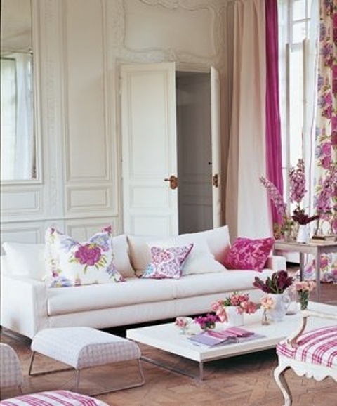 a colorful and refined spring living room done in neutrals and with pink and floral touches is a very chic idea