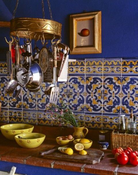 brigth blue walls and Moroccan-style tiles plus bold porcelain for a boho space