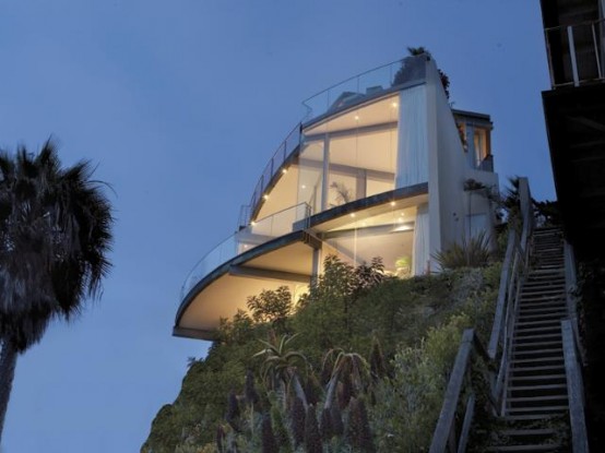 Contemporary Beach House With Transparent Glass Wall