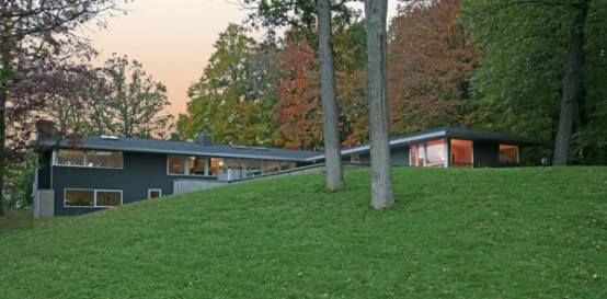 Contemporary Home Blended With Surrounding Woods