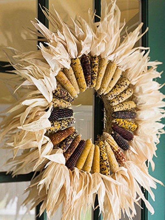 a pretty corn cob with husk wreath is a cozy and lovely rustic decoration for fall and Thanksgiving and looks cool and fresh