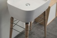a stool-like wooden stand for the sink is a stylish and cool idea for a modern or contemporary wedding, it’s amazing and chic