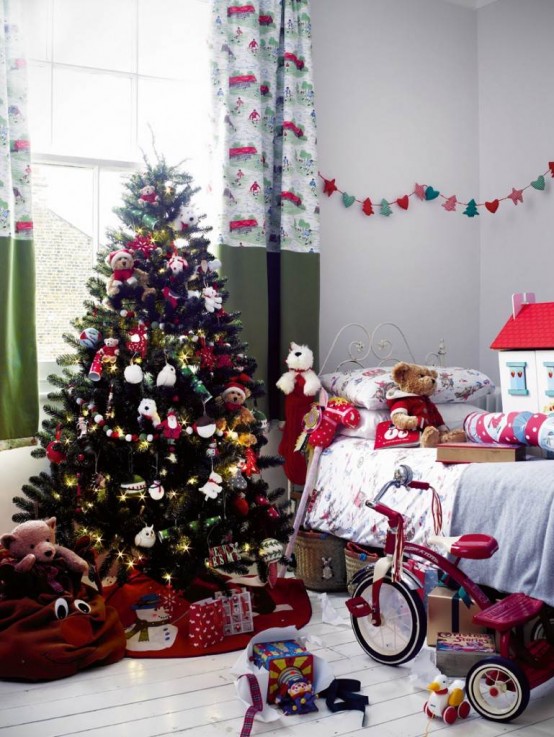 a neutral kid's room decorated for Christmas wiht a beautiful Christmas tree, garlands and banners, bold color block curtains and Christmas-inspired plush toys