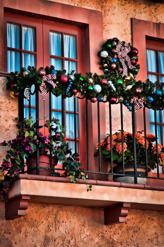 17 Cool Christmas Balcony Décor Ideas - DigsDigs